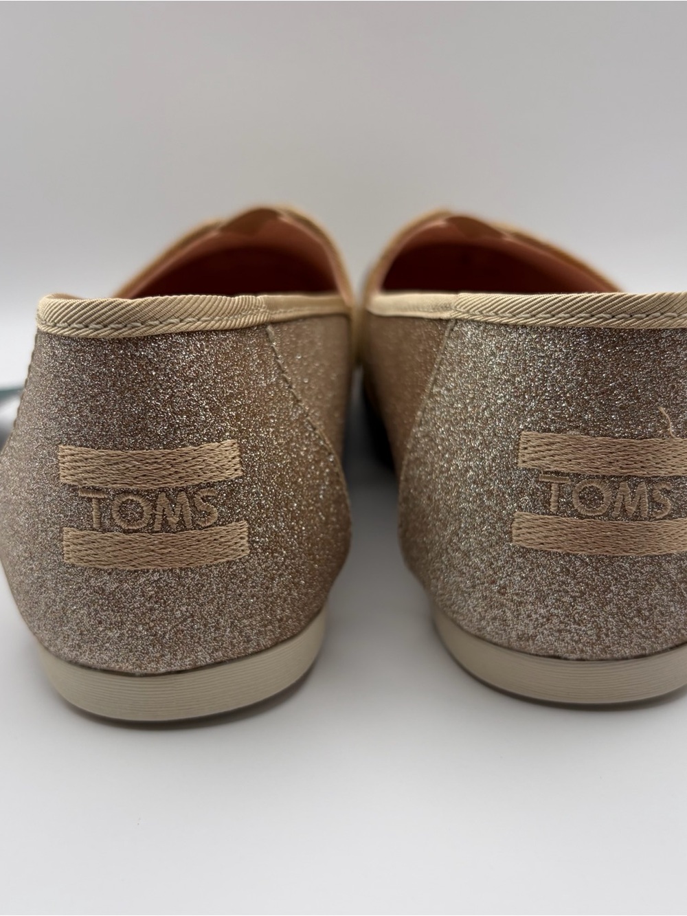 TOMS Women’s Glitter Slip-Ons in Gold NEW! Sz 7.5 - Picture 3 of 10